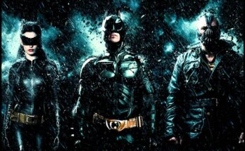 A imagem é a foto do Batman ao lado de dois outros personagens do filme Batman: O Cavaleiro das Trevas Ressurge).