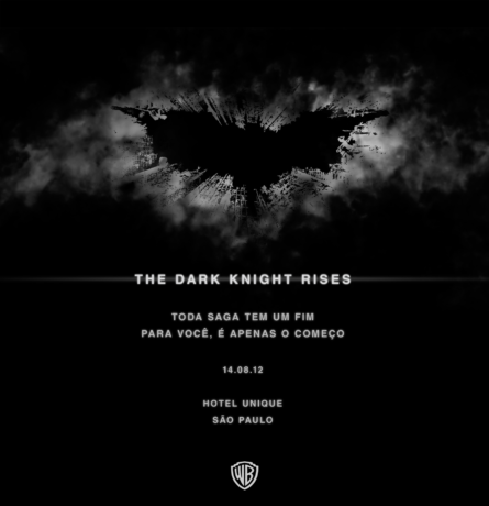 A imagem reproduz o e-mail enviado para que o público reserve o dia do evento. O fundo é preto, na parte superior está a marca do Batman e abaixo está o texto explicativo.