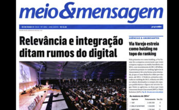 A imagem é uma foto que mostra a primeira página de uma das edições do jornal Meio e Mensagem.