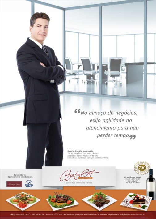 A imagem é a foto de um empresário, que está em pé e em frente de   uma sala de reuniões. Ao lado dele está o texto explicativo e no rodapé da página estão pequenas fotos de alguns itens do cardápio do Baby Beef Stakehouse.