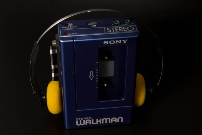 A imagem é a foto do toca-fitas Sony Walkman.