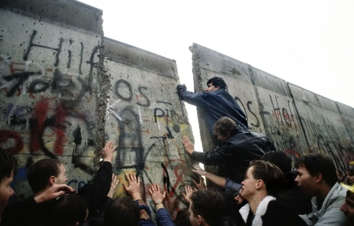 A imagem é uma das fotos registradas durante a queda do muro de Berlim.